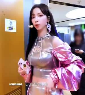 에스파 카리나 봉긋한 밀착 은박 민소매 가슴 모양.mp4
