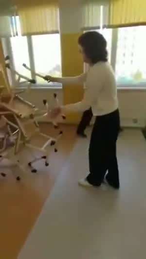 의자 옮기는 기발한 방법