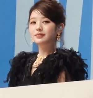 애써 하품 참는 아이브 장원영.gif