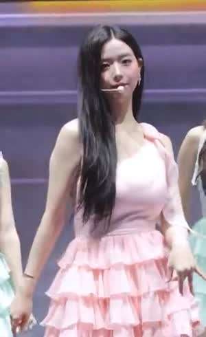 빙글 도는 트리플에스 김채연 순간포착