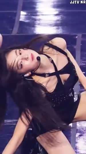 있지 리아 홀터넥 블랙 민소매 가슴골.mp4