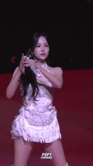 가슴쪽이 뚫린 홀터넥 의상 트와이스 섹시 미나