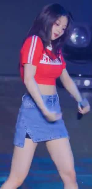 은근 묵직한 크롭티 땀에 젖은 프로미스나인 이나경