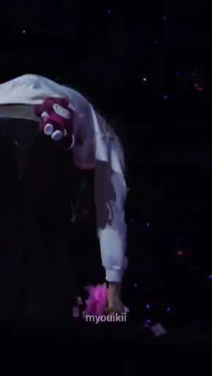 바닥에 떨어진 꽃가루 모아서 마무리 인사할때 머리위로 뿌리는 트와이스 사나
