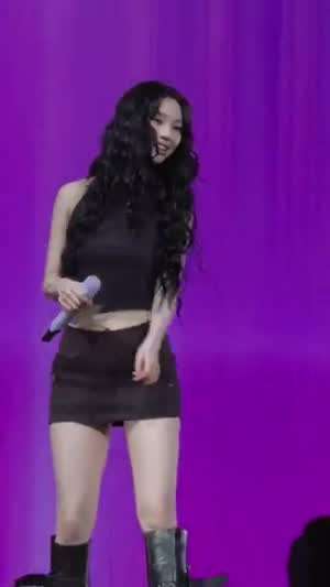 사운드 체크하는 에스파 카리나 묵직한 갈색 민소매 초미니