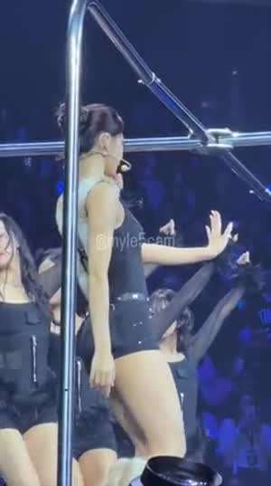 다리가 예쁜 똥머리 트와이스 쯔위 허벅지