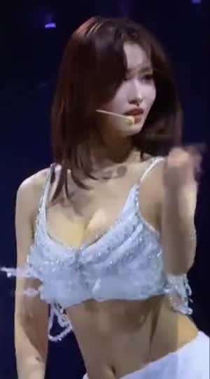앞으로 숙이는 묵직묵직한 보석 의상 트와이스 모모 (2)