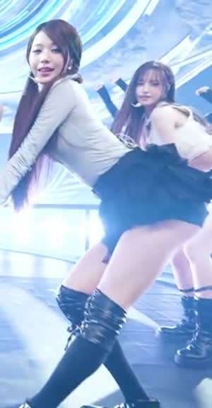 [아이브] 검정 프릴치마 한층 힙업된 엉덩이 내미는 양갈래 장원영.mp4