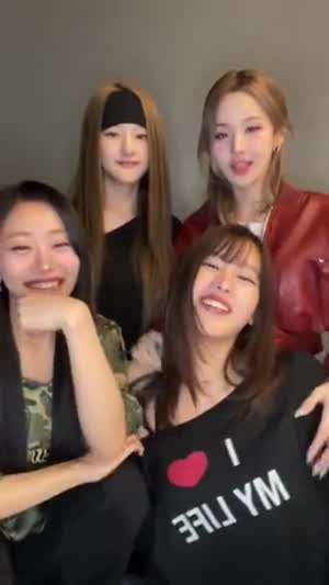검정 원오프숄더 티셔츠 입은 나띠 밑슴을 받치며 만지는 멤버....mp4
