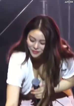 예의 바르게 인사하는 에일리 숙여주는 가슴골.mp4