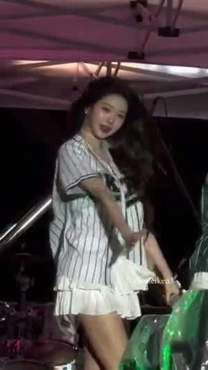 이브 장원영 바람에 대학 유니폼 훌렁 끈나시 원피스.mp4