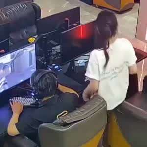 PC방인데 옆에 여자가 앉았다