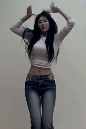 춤추는 묵직한 크롭 긴팔티 청바지핏 하이키 옐