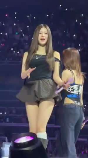 카메라 보고 포즈 취하는 벌룬 치마 트와이스 사나
