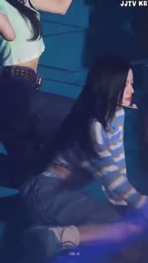 줄무늬 크롭 카라티 복근 파란 팬티 아일릿 민주.mp4