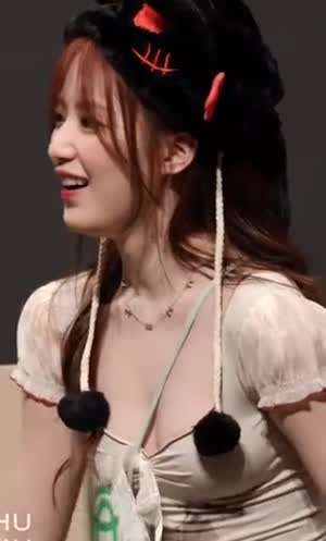 여자아이들 슈화 뽀얀 피부 은근히 찰랑이는 가슴골 니플패치...mp4