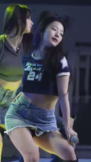 프로미스나인 이새롬 크롭티 언더붑 청치마.mp4