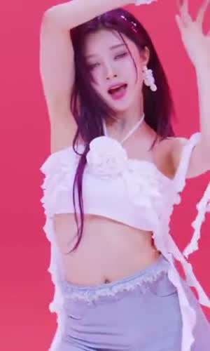 케플러 김다연 끈홀터넥 두팔 든 포즈 언더붑 가슴.mp4