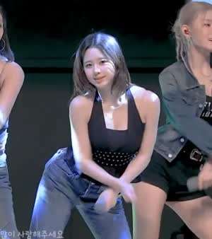 검정 홀터넥 입고 숙이며 팔 교차하는 라잇썸 나영 뭉클한 가슴골.mp4
