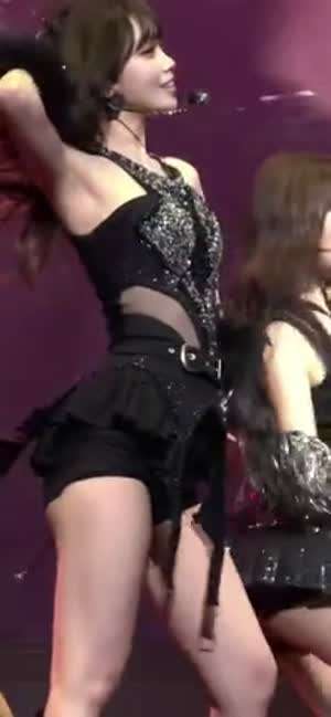 가터벨트 끈 달린 검정 시스루 란제리룩 김채원 찰랑이는 허벅지
