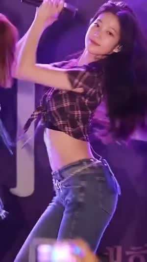 말아 묶은 체크 크롭 셔츠 르세라핌 카즈하 청바지핏 허리라인