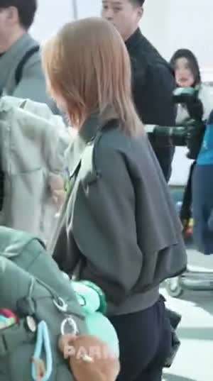 검정팬츠 공항패션 트와이스 모모