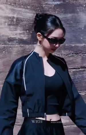 묵직 나이키 크롭 에스파 카리나