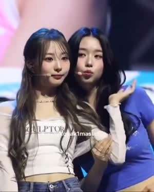 기습 뽀뽀 당하는 트리플에스 김채연.gif