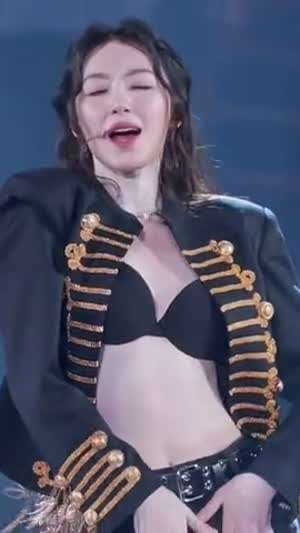 제복 자켓 속 검정 브라 노출하는 과감한 아이들 슈화 (2)