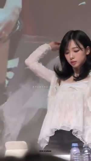 팬사인회에서 면사포 쓴 에스파 카리나