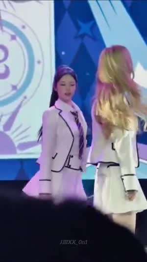 [하츠투하츠] 흰 테니스치마 입은 멤버 엉덩이 움켜쥐는 이안.mp4