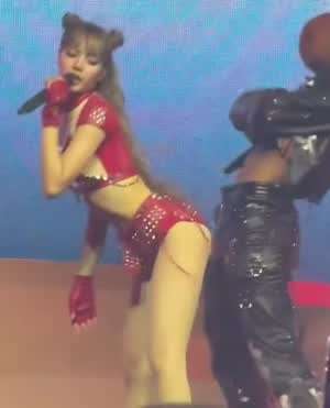 흑형 댄서에게 빨간 핫팬츠 엉덩이 부비부비 들이대는 블핑 리사.mp4