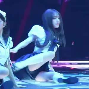 [아이브] 세라복 입고 바닥안무하는 리즈 검속 매끈한 엉벅지.mp4