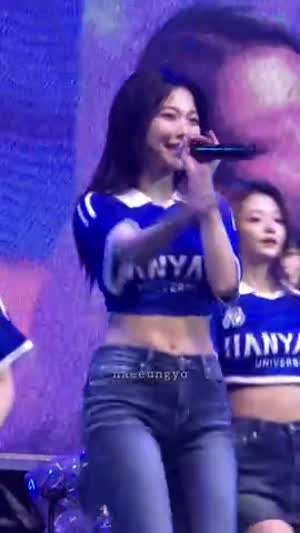 파란 한양대 유니폼 크롭한 프로미스나인 백지헌 청바지 골반