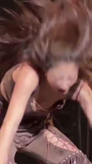 앞으로 깊이 숙이는 가슴 스트랩 의상 트와이스 지효