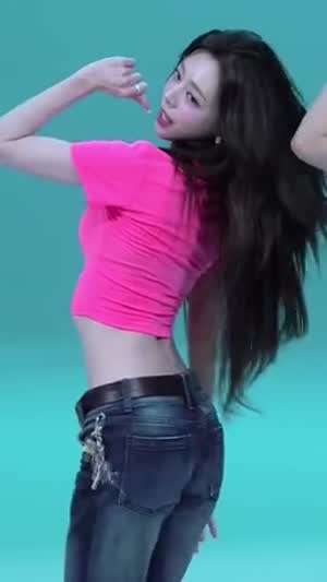 예술적인 허리라인 자랑하는 ITZY 유나 청바지핏 스춤
