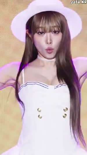 매력 넘치는 오리 최예나.gif