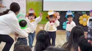 아빠를 발견한 딸