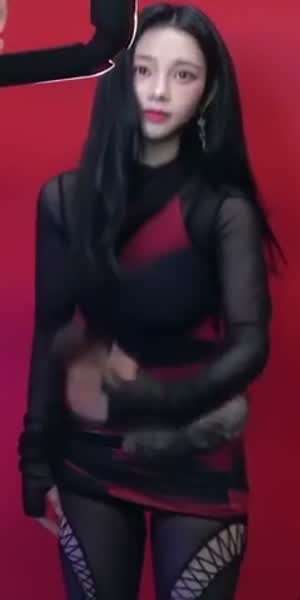 카리나 알록달록한 빨간 셔링 원피스 구멍 뚫린 검스 허벅지.mp4