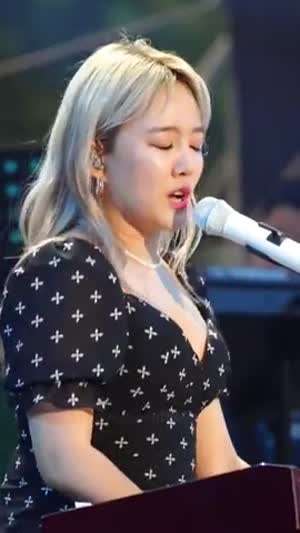 헐렁한 컵 찰랑이는 윗가슴 윤하가 부르는 스물다섯 스물하나.mp4