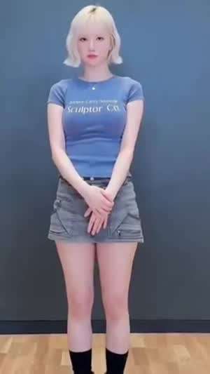 챌린지하는 파란 반팔티 비비지 은하
