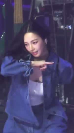 청청 패션 속 흰크롭 바운스 에스파 카리나