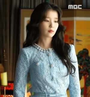 아이유 21세기 대군부인 포스터 촬영 현장 비하인드 . GIF