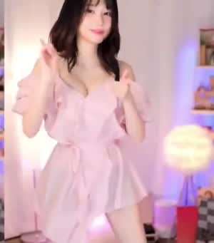 QWER 마젠타 회색 브라끈 노출 핑크색 원피스 가슴골.mp4