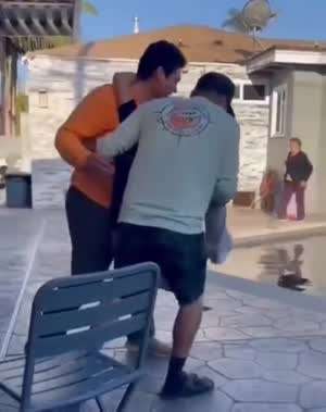 둘이서 한 명 보낼려다가 역관광당하는 상황