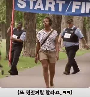 걔 좀 잡아줘요.