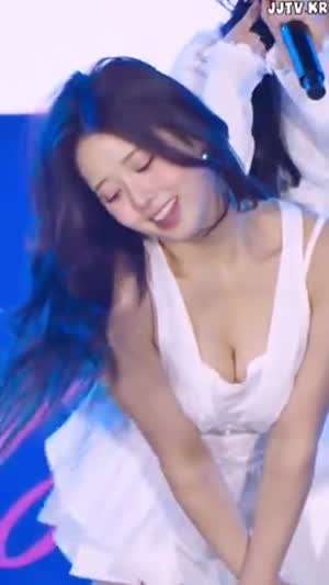 라잇썸 나영 숙이고 팔로 모아준 묵직 가슴골