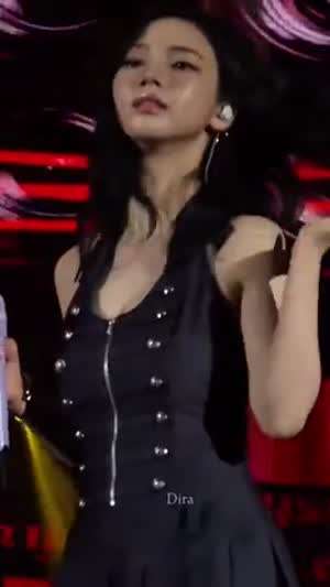 앞으로 숙여서 팬의 소리에 귀 기울이는 에스파 카리나
