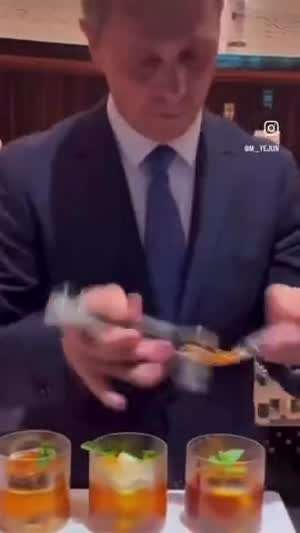 이 웨이터 뭐하는걸까요?