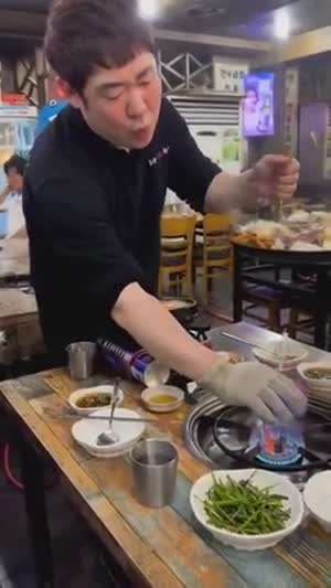 퍼포먼스 직전 성호 긋는 식당 아저씨
